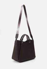 Borsa a tracolla in finta pelle marrone scuro con due manici corti e una tracolla lunga rimovibile. Presenta dettagli in metallo argentato e una texture liscia.