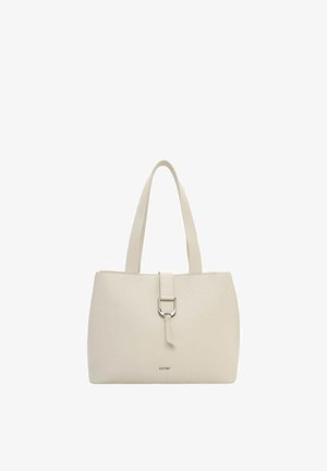 Bolso tote de cuero beige con textura suave, base plana, forma estructurada, dos asas y detalle de herrajes plateados en el frente.
