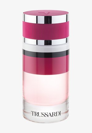Doorzichtige glazen parfumfles met roze vloeistof, roze en zilveren dop, zwarte band en "TRUSSARDI"-logo aan de onderkant.