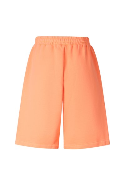 Løse, knælange shorts i klart orange med elastisk taljebånd, vist på en ensfarvet hvid baggrund.