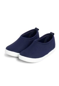 Zapatillas de slip-on en color marino con parte superior de tela suave y suela de goma blanca. Presentan un diseño sin costuras y un pequeño lazo en la parte posterior para facilitar su calzado.