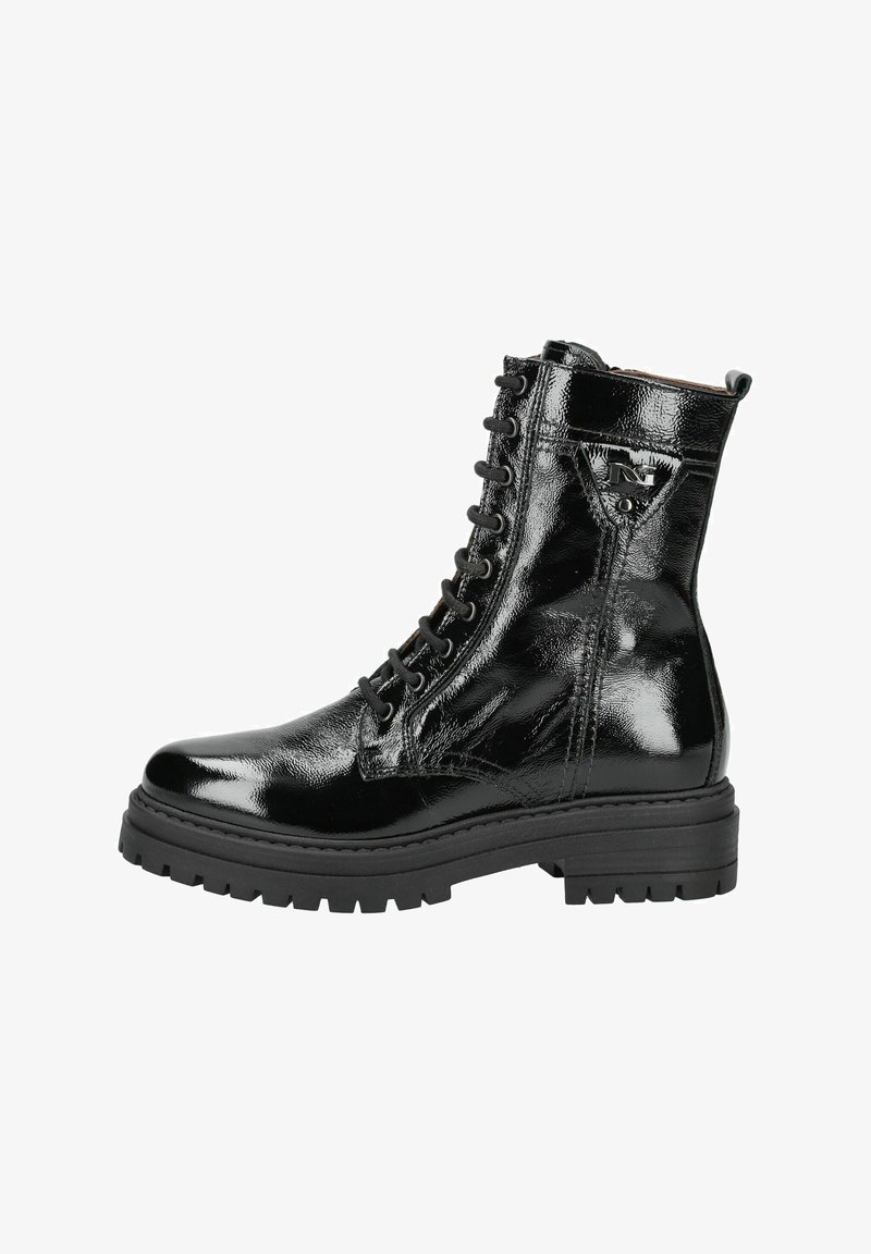 Bottine noire avec finition en cuir verni, design à lacets, plateforme robuste et semelle en caoutchouc. Présente un petit logo sur le côté.
