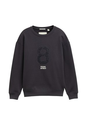 Dunkelgrauer Hoodie mit einer strukturierten schwarzen Zahl 8 und weißem Text "TEAM SPIRIT" in der Mitte. Rundhalsausschnitt und gerippte Bündchen.