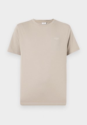 Beige T-Shirt mit kurzen Ärmeln aus Baumwolle. Verfügt über einen Rundhalsausschnitt und ein kleines Logo auf der oberen linken Seite. Glatte Textur.
