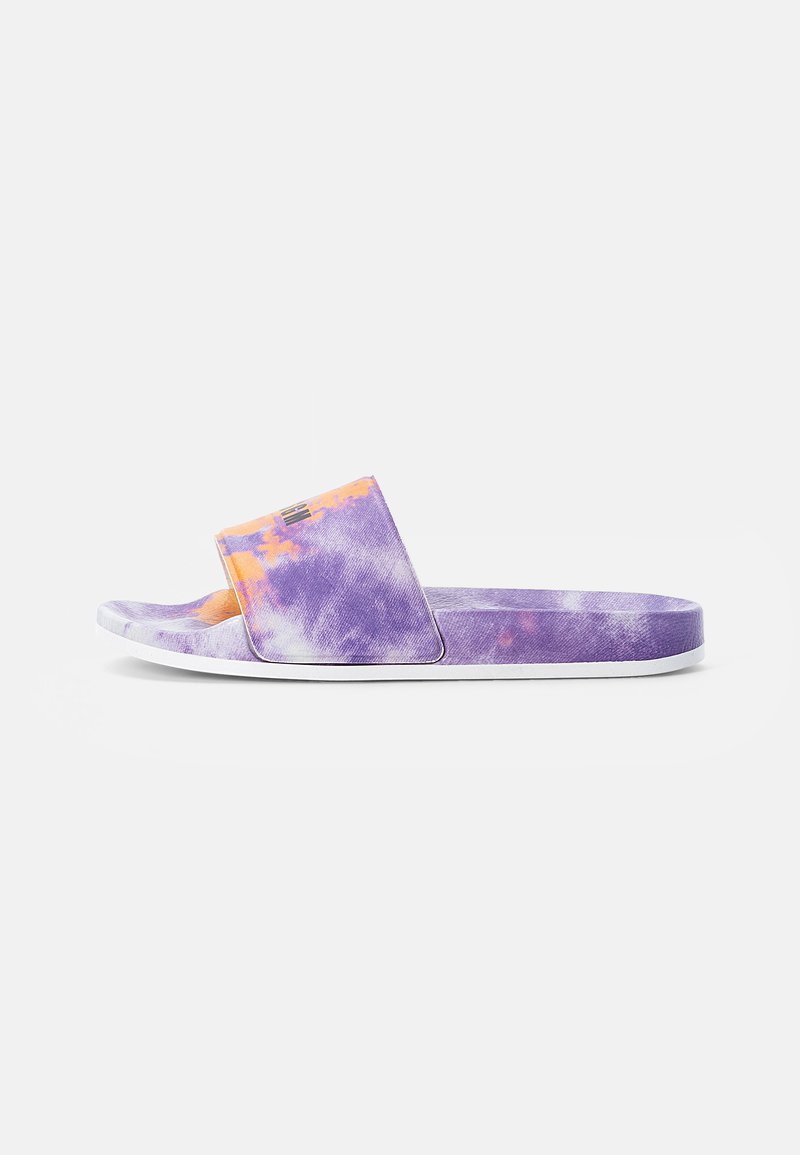 Chinelo slide em estampado tie-dye roxo e laranja, com uma única tira larga e parte superior texturizada, sola plana e borda branca.