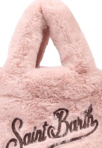 Neppels roze tas met donkerbruine "Saint Barth" tekst, met ronde hengsels en een zachte, gestructureerde oppervlakte. Compact en pluche ontwerp.