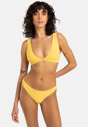 Gul ribbet bikini-sæt med trekantet bralette med brede stropper og lavtaljede trusser. Glat tekstur med letvægtsmateriale.