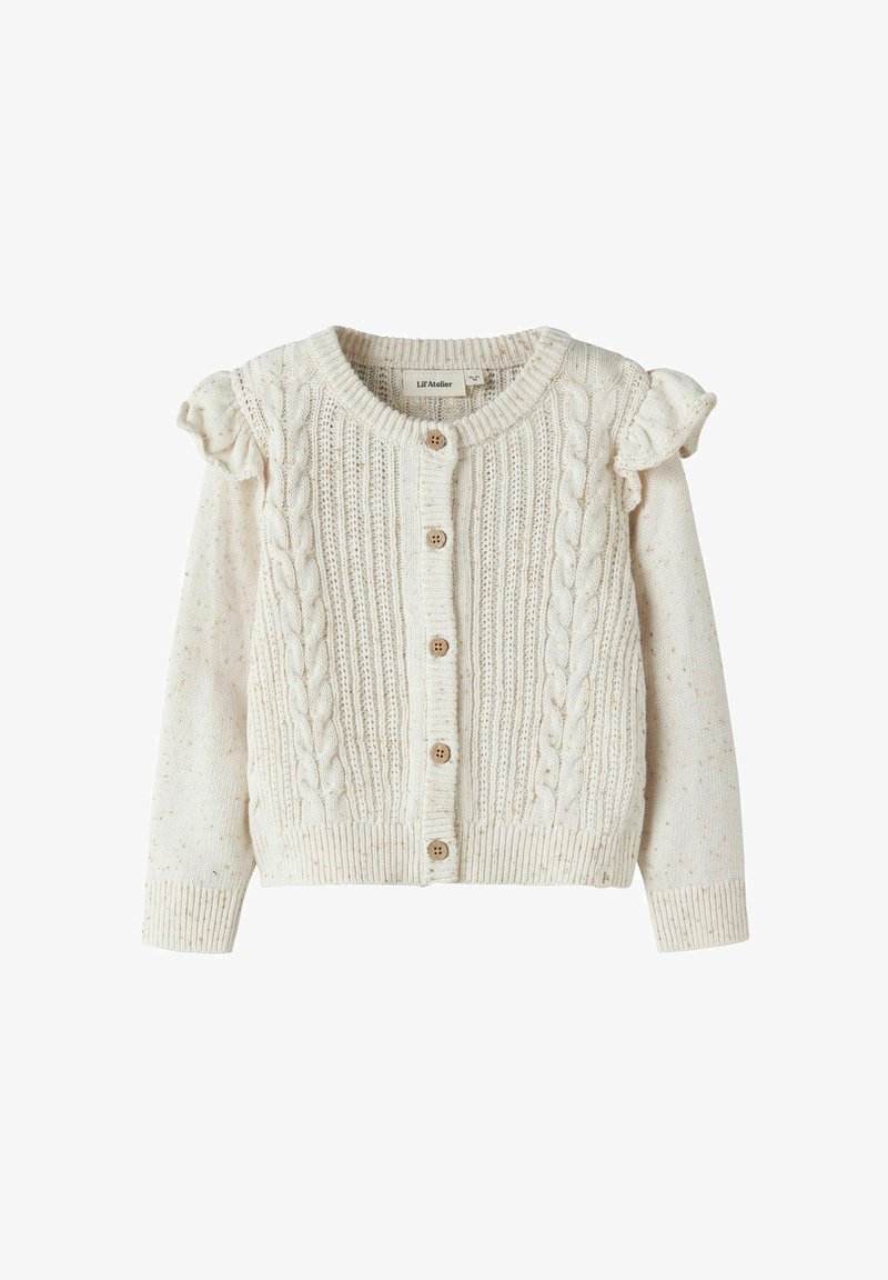 Cardigan bébé tricoté couleur crème avec boutons sur le devant, motif torsadé, manches longues et détails à volants aux épaules.