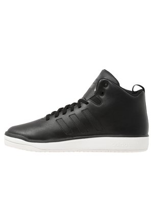 Baskets montantes noires avec lacets noirs, trois bandes latérales et une semelle blanche arborant un marquage discret.