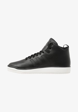 Baskets montantes noires avec lacets noirs, trois bandes latérales et une semelle blanche arborant un marquage discret.