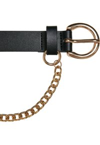 Schwarzer Leder Gürtel mit einer angebauten Kette aus goldfarbenem Metall. Die Schnalle hat ein poliertes Metall-Doppelring-Design, das den visuellen Kontrast verstärkt.