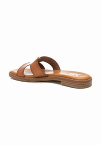 Chanclas marrones con doble tira superpuesta, plantilla acolchada y suela baja apilada para mayor comodidad. Plantilla texturizada.