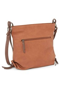 Bolso bandolera de imitación cuero color marrón claro con un bolsillo frontal con cremallera, correa ajustable y detalle de pliegues en la parte inferior para añadir textura.