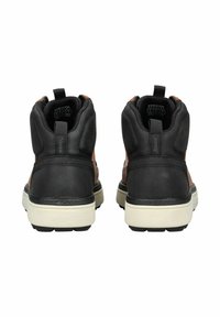 Bottes de randonnée noires et brunes avec une tige en cuir lisse, des semelles en caoutchouc robustes et un support de cheville rembourré avec des tirants.
