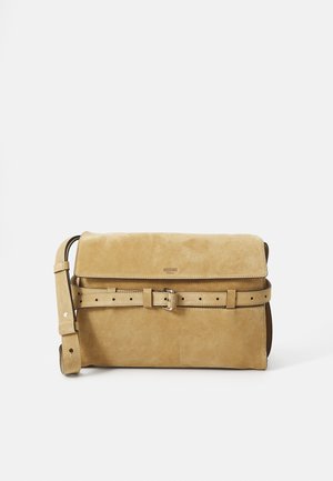 Suedeska crossbody torba u svijetloj bež boji, s preklopnim poklopcem, podesivim remenom i detaljem kopče. Glatka tekstura s minimalističkim brendiranjem.
