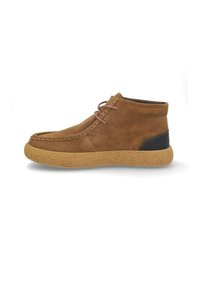 Botas de ante marrón hasta el tobillo con suela de corcho texturizada, que presentan una puntera redondeada, detalles de costura y cordones marrones. Acento negro en el talón.