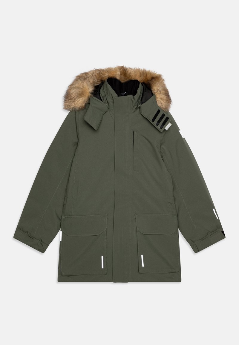 Parka verde oliva con cappuccio bordato di pelliccia, chiusure con zip e bottoni a pressione, numerose tasche e dettagli riflettenti sulle maniche e sull'orlo.