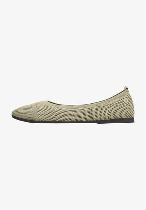 Chaussure plate en tricot beige avec bout pointu, ouverture élastiquée et semelle noire, conçue pour un usage décontracté ou quotidien.
