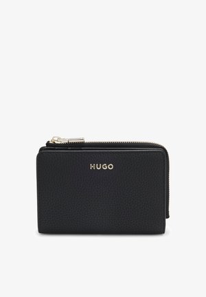 Portefeuille en cuir noir texturé avec fermeture éclair dorée et logo "HUGO" embossé à l'avant, de forme compacte et rectangulaire.