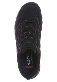 Chaussure de sport noire à lacets avec panneaux en mesh et en cuir, coutures visibles et semelle intérieure siglée ECCO.