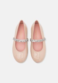 Bailarinas de charol rosa pálido con punta redonda y una cinta plateada brillante a lo largo del empeine. Plantilla suave en rosa. Acabado liso.