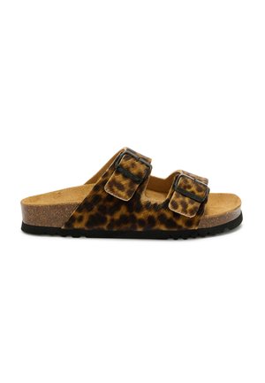 Slip-On-Sandale mit Riemen im Leopardenmuster, zwei verstellbaren schwarzen Schnallen, Korksohle und schwarzer profilierten Sohle.