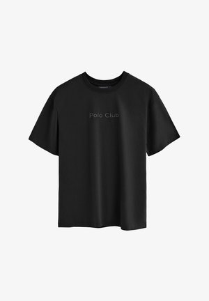 Schwarzes Baumwoll-T-Shirt mit kurzen Ärmeln und rundem Ausschnitt. Auf der Vorderseite ist der Schriftzug "Polo Club" geprägt, mit regulärer Passform.