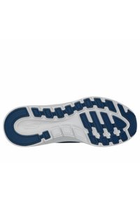 Suola in gomma blu navy e bianca con un motivo testurizzato, caratterizzata da un design segmentato per una migliore trazione e flessibilità.