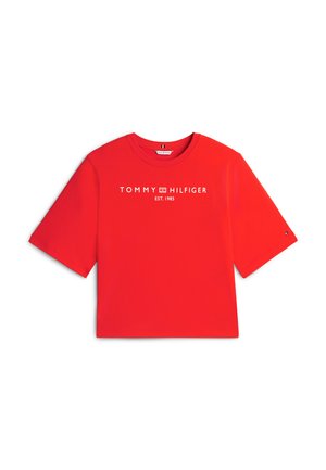 T-shirt rouge court à manches courtes avec texte blanc « Tommy Hilfiger EST. 1985 » et logo centré sur la poitrine, petit logo sur la manche gauche.