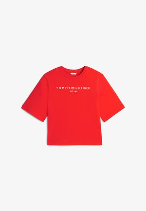 Rød kortermet Crop T-skjorte med hvit "Tommy Hilfiger EST. 1985" tekst og logo sentrert på brystet, lite logo på venstre erme.