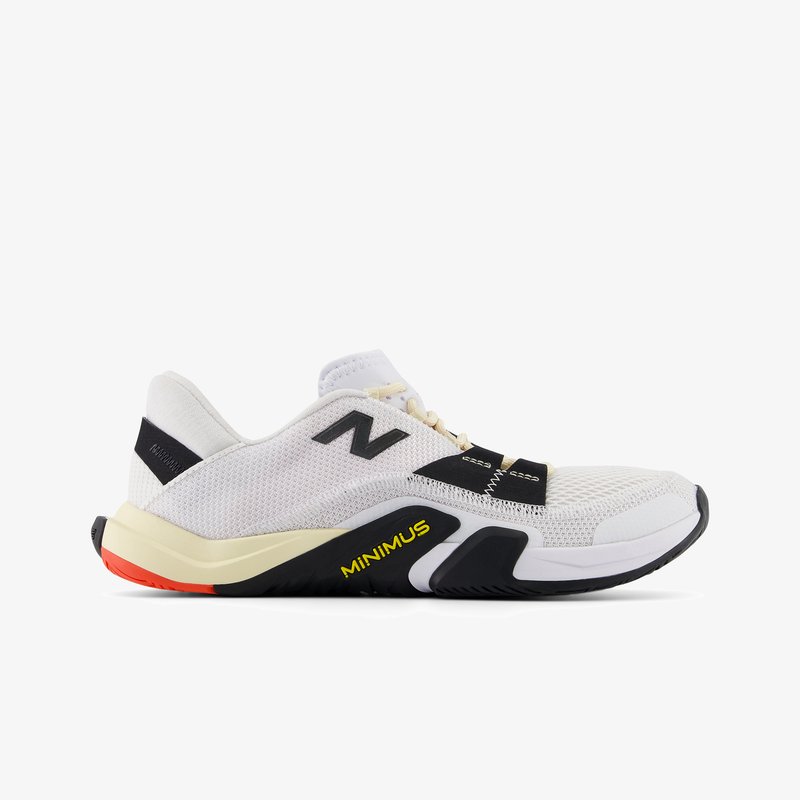 Sapato atlético branco com parte superior de malha, detalhes pretos e marcação "MINIMUS" em amarelo. Apresenta uma sola almofadada e atacadores.