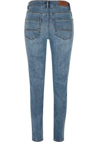 Jean ajustados en denim azul claro. Cuenta con dos bolsillos traseros, una textura suave y una cintura con una etiqueta de cuero en la parte posterior.