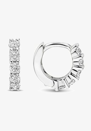 Zilveren oorbellen met een hoop die vijf ronde, briljant geslepen diamanten in een kanaalzetting aan de ene kant en een glad, gepolijst oppervlak aan de andere kant hebben.