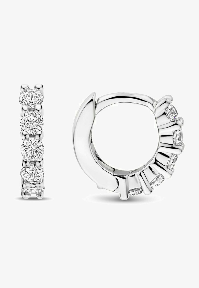 Zilveren oorbellen met een hoop die vijf ronde, briljant geslepen diamanten in een kanaalzetting aan de ene kant en een glad, gepolijst oppervlak aan de andere kant hebben.
