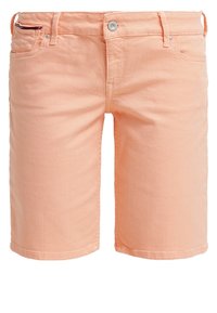 Pantalones cortos de mezclilla melocotón con cinco bolsillos, pasantes para cinturón y cierre de botón. Textura suave y corte recto, ideales para un uso casual.