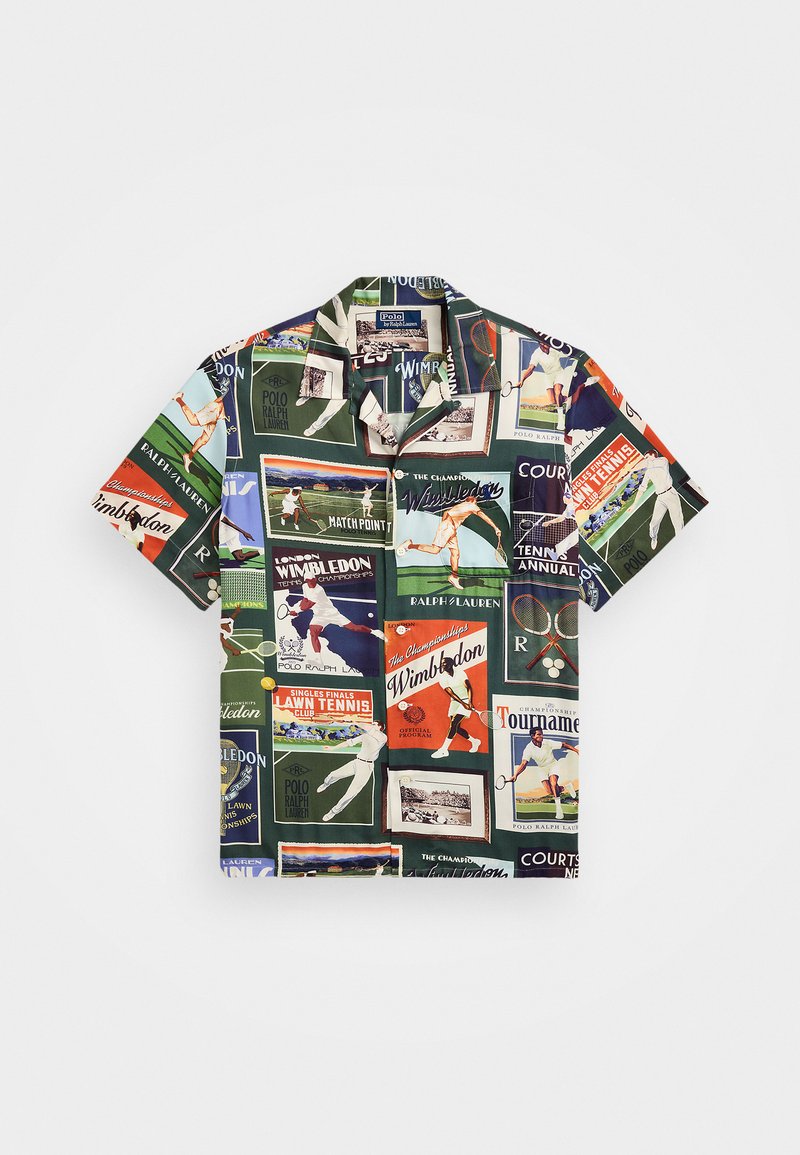 Chemise à manches courtes présentant un collage d'impressions sur le thème du tennis dans des tons multicolores sur un fond sombre, avec un col camp.