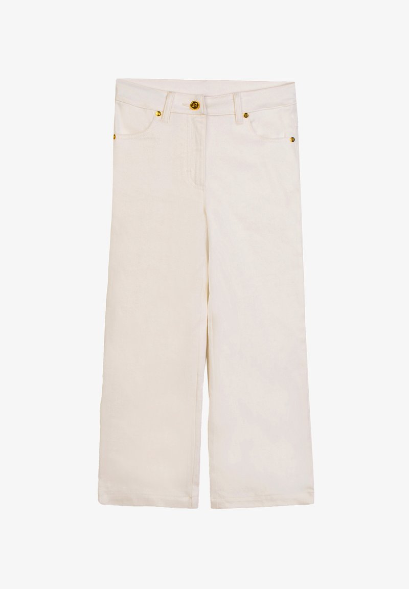 Pantaloni bianchi a gamba larga con tasche frontali e dettagli dorati su bottoni e rivetti in vita e sulle tasche.