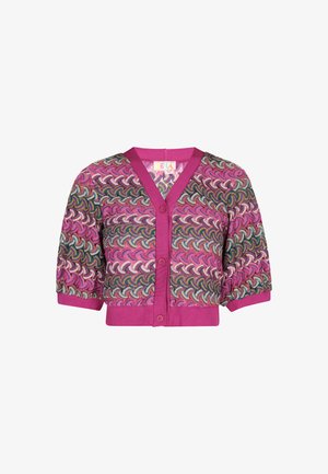 Ružičasti kratkotrajni kardigan s teksturiranim geometrijskim uzorkom u raznim bojama, s V-izrezom i tri gumba sprijeda.