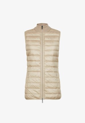 Beżowa ocieplana kamizelka z wysokim kołnierzem, zapinana na zamek, z poziomymi przeszyciami. Gładka faktura z delikatnym połyskiem, charakteryzująca się nowoczesnym wzornictwem.