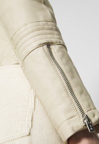ONLY ONLGEMMA BIKER  - Casaco de pele sintética - peyote