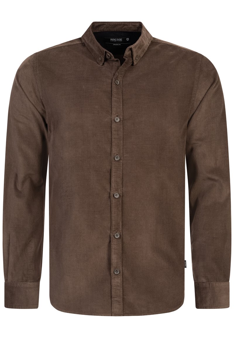 Camisa de pana marrón con mangas largas, cuello abotonado y cierre frontal con botones. Presenta una textura suave y un ligero brillo.