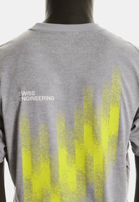 Grå atletisk t-shirt med teksten "SWISS ENGINEERING" i hvid og et gult mønster på ryggen, kortærmet og med rund hals.