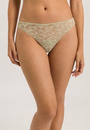 Lace string ondergoed in lichtbeige met bloemenpatroon, met een brede tailleband en een doorzichtig, delicaat textuur.