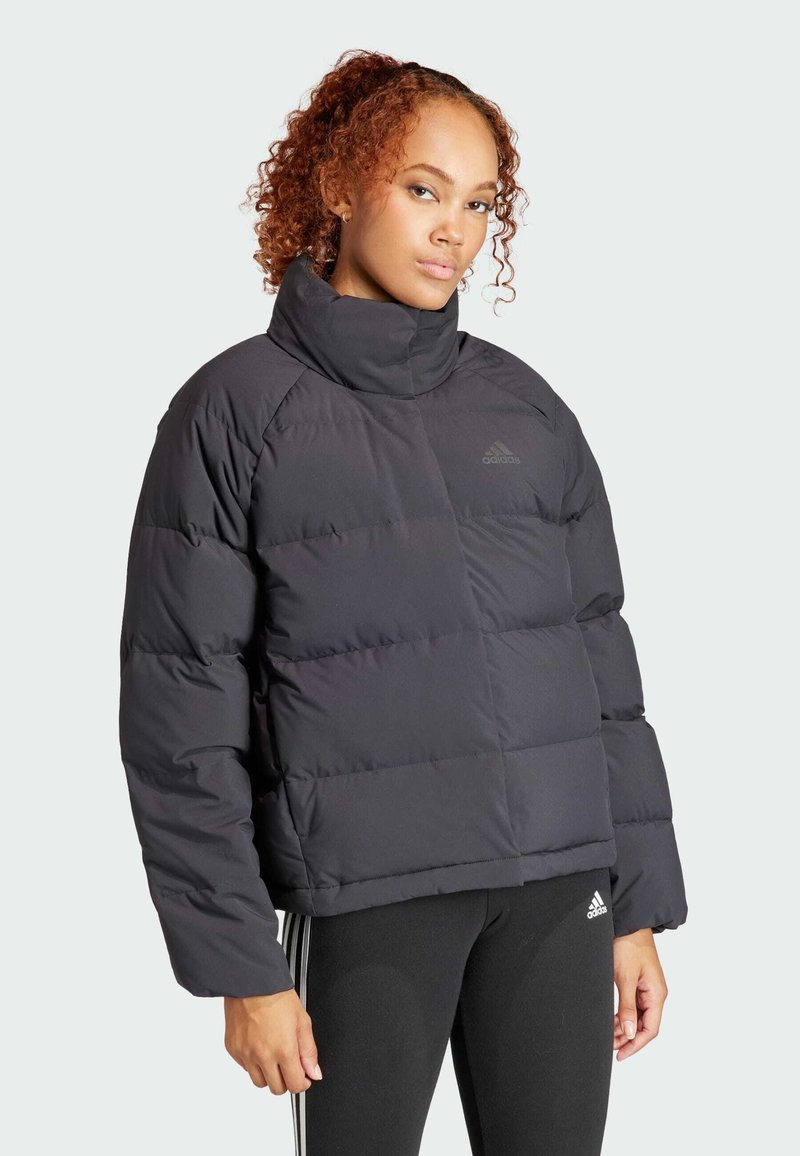 Czarna kurtka puchowa z wysokim kołnierzem, z przeszyciami. Wykonana z gładkiego, izolacyjnego materiału, zaprojektowana z myślą o ciepłości.