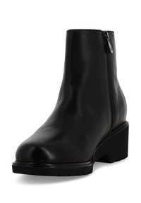 Stivale alla caviglia in pelle nera con finitura liscia, cerniera laterale, tacco a blocco e suola spessa e texturizzata. Presenta una punta arrotondata e dettagli minimi.