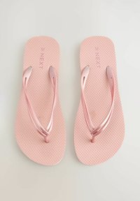 Infradito rosa con suole testurizzate, dotate di cinturini in oro rosa metallico. Design leggero, realizzato in un materiale morbido e flessibile.