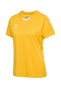 Camiseta atlética amarilla hecha de tejido suave, con escote en V, mangas cortas y acentos en chevron blancos en los hombros.