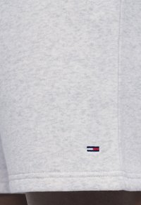 Γκρι σορτς από απαλό ύφασμα με διακριτική υφή. Διαθέτει ένα μικρό κεντημένο λογότυπο σε μπλε, κόκκινο και λευκό στο τελείωμα.