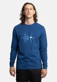 Blaues Langarm-T-Shirt aus Baumwolle, mit einem Schallwellen-Graphic in Türkis und Lila über der Brust. Strukturiert und tailliert.
