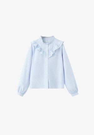 Lyseblå bluse med lange ærmer, knapper foran og flæsedetaljer langs bryst og krave på hvid baggrund.